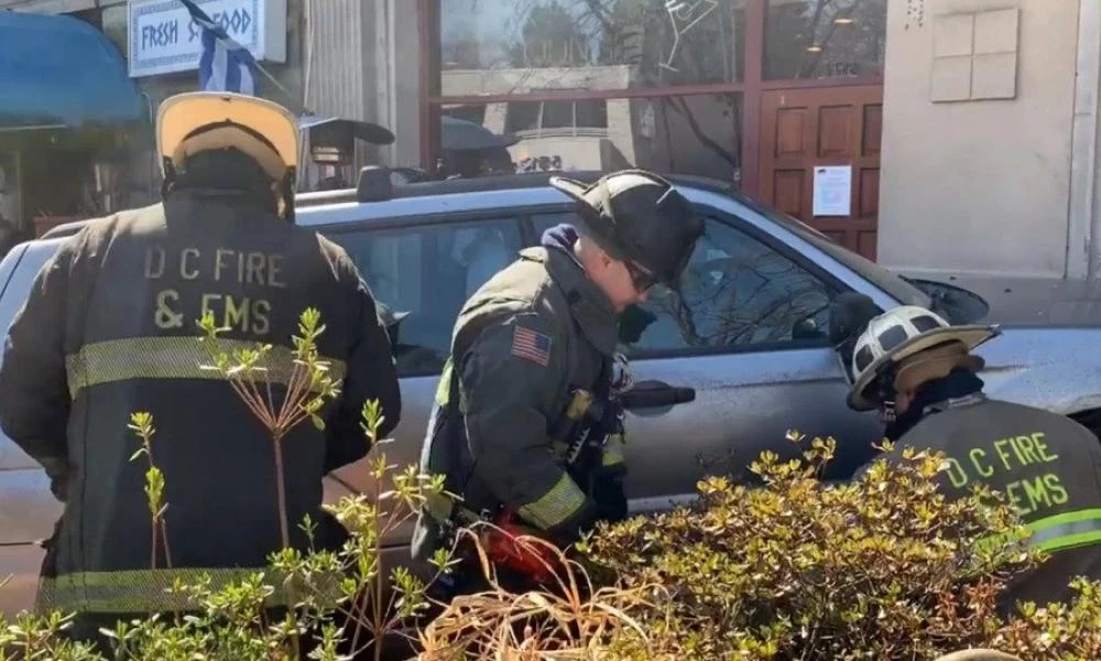 Θρίλερ στις ΗΠΑ: Αυτοκίνητο έπεσε σε αυλή εστιατορίου-11 τραυματίες